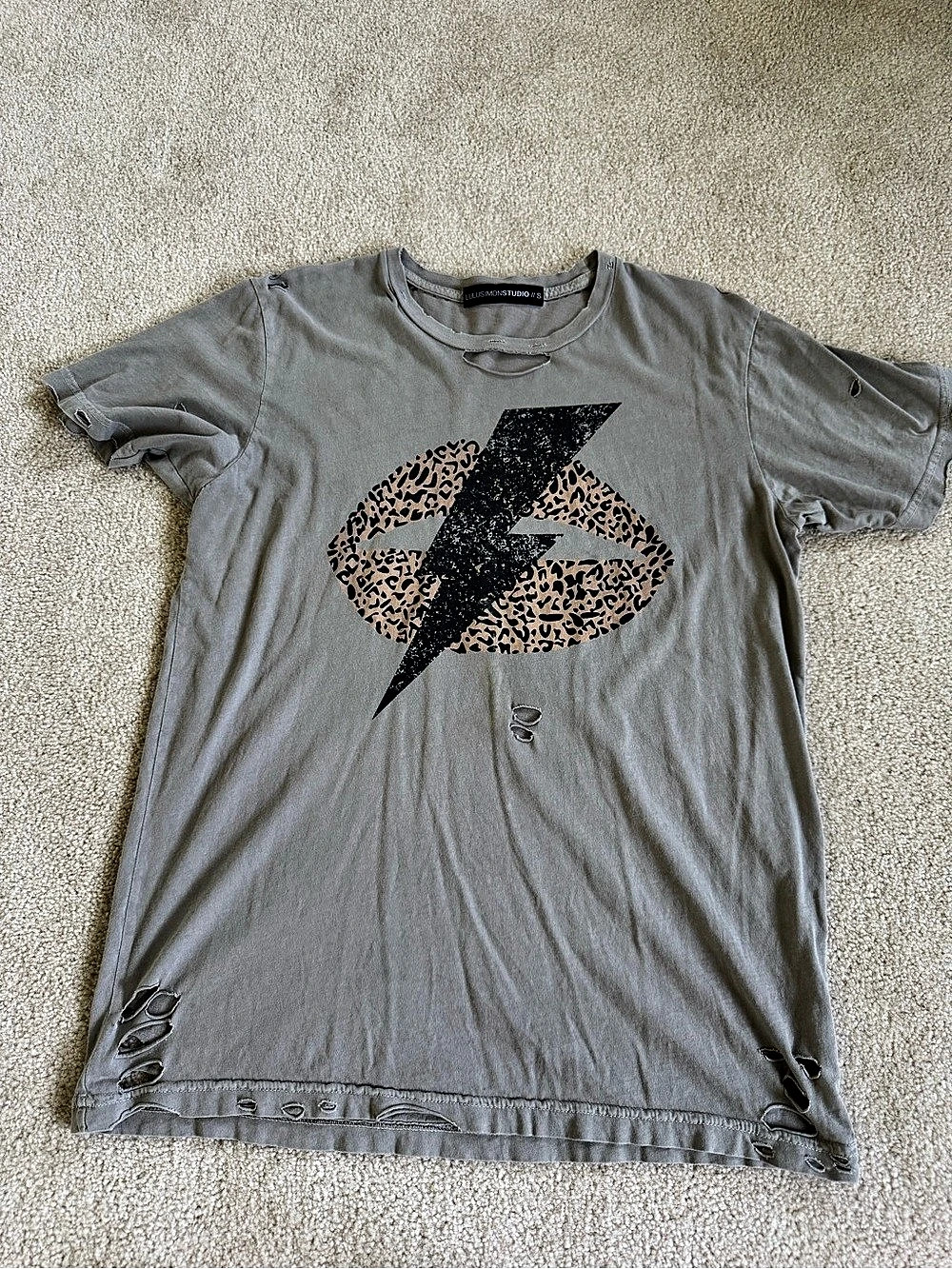 VICI Graphic Short Sleeve Tee in Gray & Black Size Small